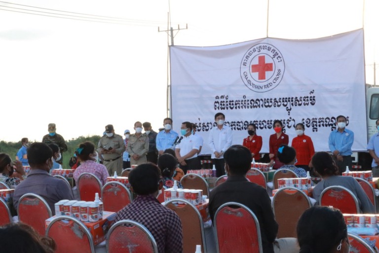 ប្រជាពលរដ្ឋ​ដែល​រងគ្រោះ​ដោយ​ទឹកជំនន់​ចំនួន​២៥៣ គ្រួសារ ទទួលបាន​អំណោយ​ពី​សាខា​កាកបាទក្រហមកម្ពុជា​ខេត្ត​កណ្ដាល