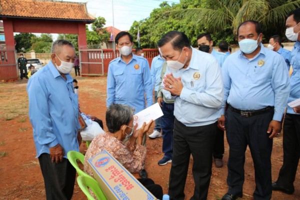 លោក ហ៊ុន ណេង ប្រគល់​អំណោយ​ជូន​ពលរដ្ឋ​៣០​គ្រួសារ ដែលមាន​ជីវភាព​ខ្វះខាត​នៅ​ឃុំ​ព្រែក​កក់ ស្រុក​ស្ទឹងត្រង់ ខេត្ត​កំពង់ចាម​