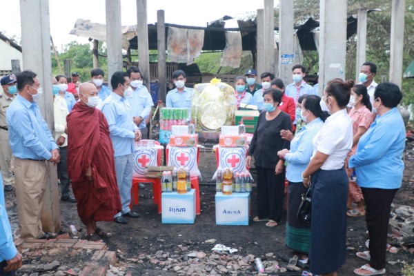 ប្រជាពលរដ្ឋ ២​គ្រួសារ រងគ្រោះ​ដោយ​ភ្លើង​ឆេះ​ផ្ទះ ទទួល​អំណោយ​មនុស្សធម៌ ពី​សាខា​កាកបាទក្រហមកម្ពុជា ខេត្ត​កណ្ដាល​