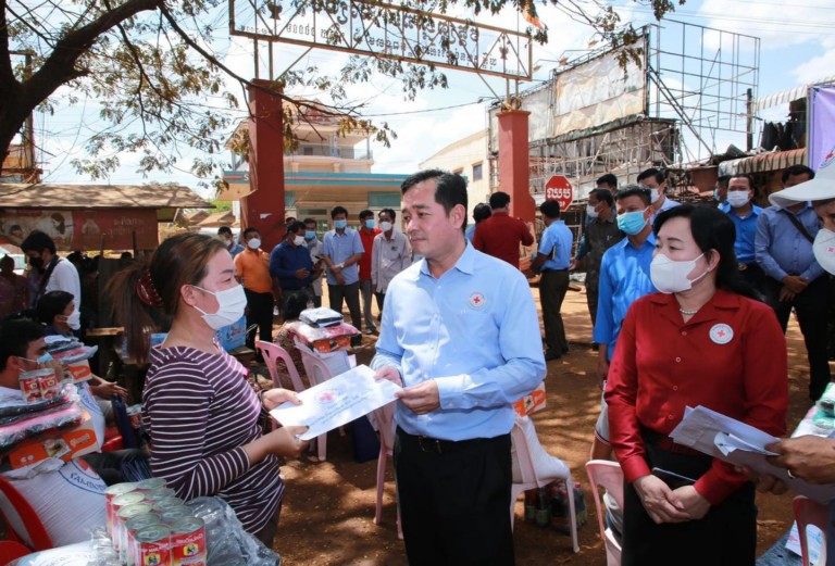 ឯកឧត្តម អ៊ុន ចាន់​ដា នាំយក​អំណោយ​សម្តេច​កិត្តិ​ព្រឹទ្ធ​បណ្ឌិត ផ្តល់​ជូន​ពលរដ្ឋ​រង​គ្រោះ ដោយ​អគ្គីភ័យ ១៣​គ្រួសារ នៅ​ស្រុក​ចំការលើ​