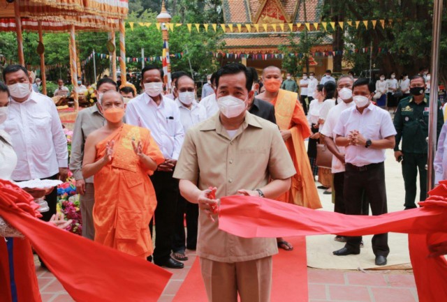 អភិបាលខេត្ត​កំពង់ចាម អញ្ជើញ​ជា​គណៈអធិបតី​ក្នុង​ពិធី​សម្ពោធ​ដាក់ឲ្យ​ប្រើប្រាស់​ជា​ផ្លូវការ​ពុទ្ធិក​បណ្ណាល័យ និង​សមិទ្ធផល​នានា​ក្នុង​វត្ត​ផ្ទះ​កណ្តាល ស្រុក​ស្រី​សន្ធរ​