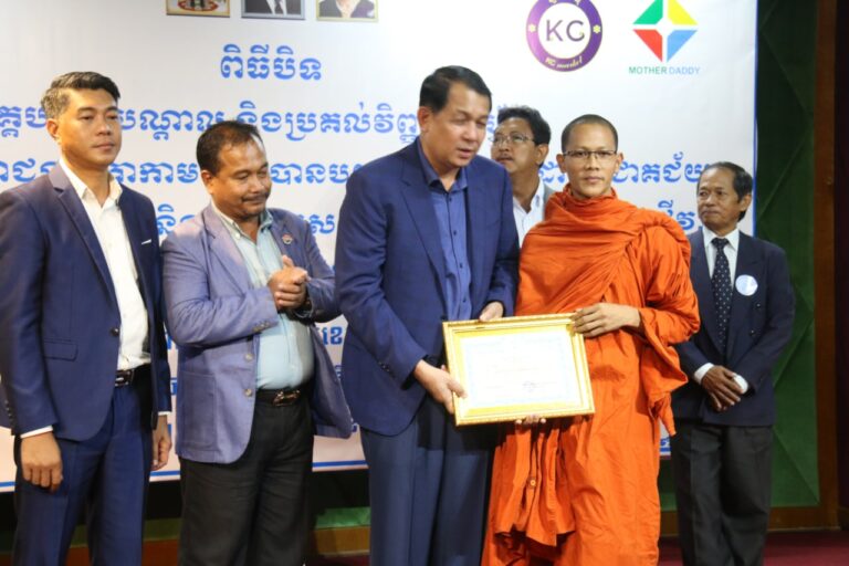 ឯកឧត្ដម​ ផុស​ សុវណ្ណ​ ប្រតិភូ​រាជរដ្ឋាភិបាល​កម្ពុជា​ ទទួល​បន្ទុក​អគ្គនាយក​ នៃ​អគ្គនាយកដ្ឋាន​សោតទស្សន៍​ ​ តំណាង​ដ៏ខ្ពង់ខ្ពស់​ ឯកឧត្ដម​ ខៀវ​ កាញារីទ្ធ​ រដ្ឋមន្ត្រី​ក្រសួងព័ត៌មាន​ អញ្ជើញ​ចូលរួម​បិទវគ្គ​បណ្ដុះបណ្ដាល​ និង​ប្រគល់​វិញ្ញាបនប័ត្រ​ជូន​សិក្ខាកាម​ ២៨៧នាក់…!!!