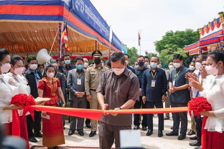 ​លោក ស៊ូ​ម សារឿ​ន ប្រធាន​សមាគម​រាជសីហ៍​បាន​ដឹកនាំ​ប្រតិភូ​សមាគម​រាជសីហ៍​ថ្នាក់កណ្តាល ថ្នាក់ដឹកនាំ សមាជិក និង​យុវជន​សមាគម​រាជសីហ៍​សាខា​រាជធានី​ភ្នំពេញ ចូលរួម​ក្នុង​កម្មវិធី​សម្ពោធ​ដាក់អោយ​ប្រើប្រាស់​សមិទ្ធផល​អគារសិក្សា នៃ​គ្រឹះស្ថាន​សិក្សា ចំនួន ០៣