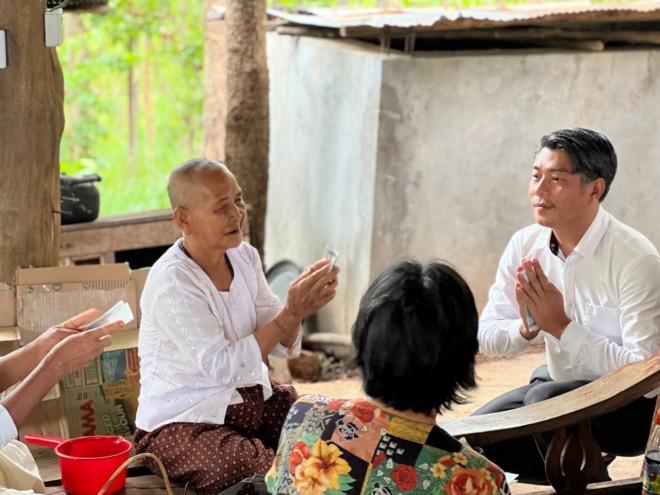 ​លោក ហោ គន្ធា ប្រធាន​សមាគម​អភិវឌ្ឍន៍​វិជ្ជាជីវៈ​អ្នកសារព័ត៌មាន​កម្ពុជា​ប្រគេន​ទៀនវស្សា​វត្ដ​បរ​វង្ស​