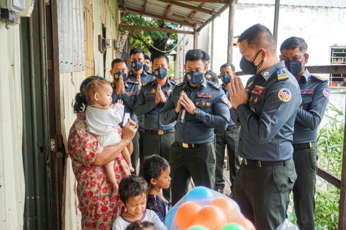 អ៊ំស្រី​មេម៉ាយ​ម្នាក់ ចិញ្ចឹម​ចៅ​០៤​នាក់ ជួប​នូវ​បញ្ហា​ខ្វះខាត ទទួលបាន​អំណោយ​ពី ឧត្តមសេនីយ៍ឯក រ័ត្ន ស្រ៊ាង​!