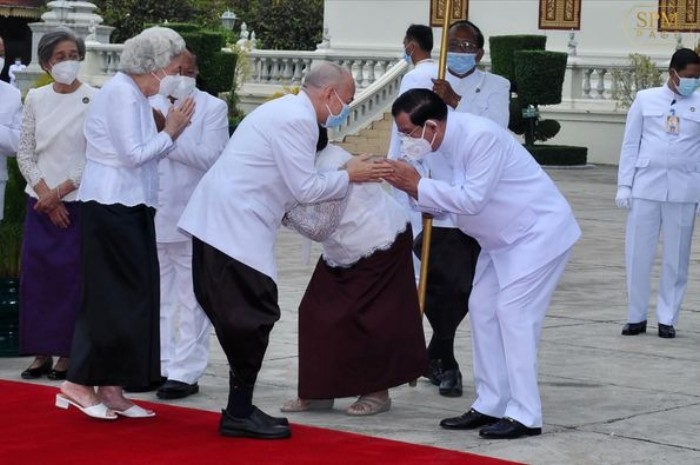 សម្ដេច​តេជោ ហ៊ុន សែន អញ្ជើញ​ចូលរួម​ក្នុង​ព្រះរាជ​ពិធី​ឧទ្ទិស​ព្រះ​មហាកុសល​គម្រប់​ខួប​១០​ព្រះវស្សា ថ្វាយ​ដួង​ព្រះ​វិញ្ញាណក្ខន្ធ ព្រះ​បរម​រតន​កោដ្ឋ