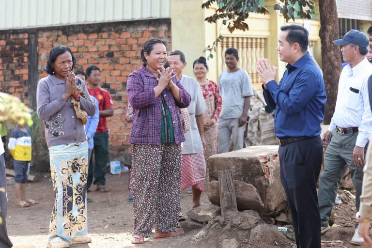 ​ឯកឧត្តម អ៊ុន ចាន់​ដា និង​មន្ដ្រី​ពាក់​ពន្ធ​អញ្ជើញ​ចុះ​ជួប​សួរសុខទុក្ខ​បងប្អូន​ប្រជាពលរដ្ឋ​តាម​ខ្នង​ផ្ទះ និង​ពិនិត្យ​ស្ថានភាព​ផ្លូវ​គ្រួស​ក្រហម​១​ខ្សែ ក្នុង​ស្រុក​កំពង់សៀម​