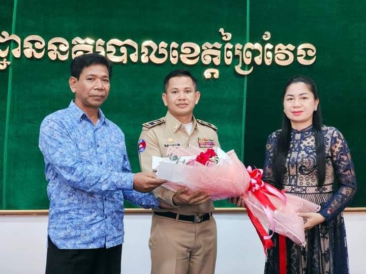 លោក ទេស វិបុល អតីត​ប្រធាន​សមាគម​សេរីភាព​អ្នកសារព័ត៌មាន​កម្ពុជា និង​ជា​ចាងហ្វាង​កាសែត​និស្សិត​ខ្មែរ និង​ភរិយា ព្រមទាំង​សហការី បាន​ចូលជួប​សម្តែង​ការគួរសម​និង​ជូនពរ​ឆ្នាំ​ថ្មី​ចំពោះ​ឯកឧត្តម​ឈឿន ប៊ុន​ឆន នាយ​ស្នងការ​នគរបាល​ខេត្ត​ព្រៃវែង