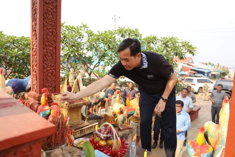 ​ឯកឧត្តម អ៊ុន ចាន់​ដា អញ្ជើញ​ស្រោច​ទឹក​រូបសំណាក​លោក​ឪ​សួង ថ្វាយ​ដង្វាយ និង​អុជ​ធូប​បួងសួង​សុំ​សេចក្តីសុខ​សេចក្តី​ចំម្រើនពី​បារមី​លោកឪ​សួង ស្ថិត​នៅ​ទីរួមស្រុក​គូរ​លែ​ន​