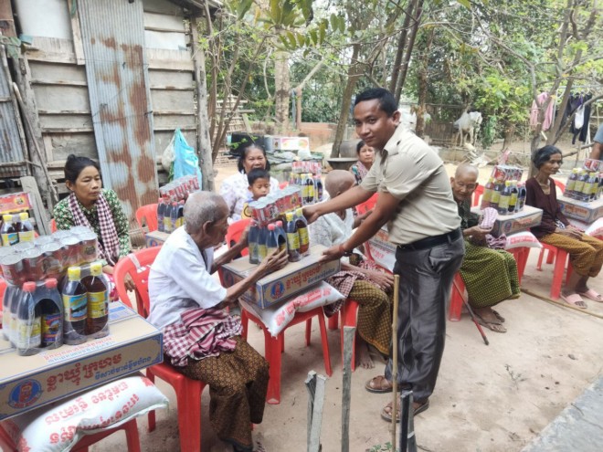 ​សមាគម​រាជសីហ៍​សាខា​ខេត្ត​ព្រៃវែង​នាំយក​អំណោយ​មនុស្សធម៌​ចែកជូន​ប្រជាពលរដ្ឋ​ដែលមាន​ជីវភាព​ខ្វះខាត​ចំនួន​១០​គ្រួសារ រស់នៅ​ឃុំ​រំ​លេច ស្រុក​ស៊ីធរ​កណ្តាល ខេត្ត​ព្រៃវែង​