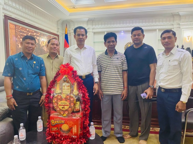 លោក ទេស វិបុល ប្រធាន​សមាគម​សេរីភាព​អ្នកសារព័ត៌មាន​កម្ពុជា (AFCJ) បាន​ដឹកនាំ​គណ​:​ប្រតិភូ​សមាគម​ចូលជួប​សម្តែង​ការគួរសម និង គោរព​ជូន​ពរ លោក​ឧត្តមសេនីយ៍ទោ ឈឿន សុ​ចិត្ត ស្នងការ នៃ​ស្នងការដ្ឋាន​នគរបាល​ខេត្ត​កណ្តាល ក្នុង​ឱកាស​បុណ្យចូលឆ្នាំ​ថ្មី​ប្រពៃណី​ជាតិខ្មែរ ឆ្នាំ​ថោះ បញ្ច​ស័ក ព​.​ស​.២៥៦៧ នៅ​ស្នងការដ្ឋាន​នគរបាល​ខេត្ត​កណ្តាល​