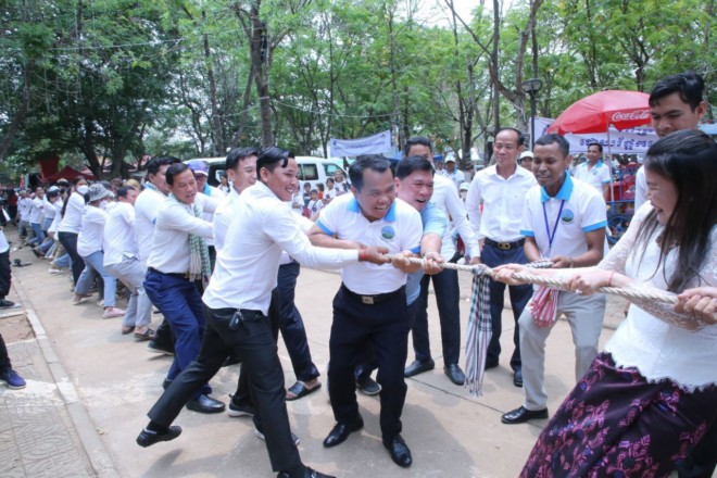 ឯកឧត្តម គង់ សោភ័ណ្ឌ​អភិបាលខេត្តក​ណ្ដា​ល និង​លោកជំទាវ អញ្ជើញ​ចូលរួម​លេងល្បែង​ប្រជាប្រិយ៍ ចោល ឈូ​ង បោះ​អង្គុយ ទាញ​ព្រាត់​និង​វាយក្អម ជាមួយ​យុវជន​យុវនារី និង​ប្រជាពលរដ្ឋ​បង្ហាញ នូវ​ភាពសប្បាយ​រីករាយ​ដើម្បី​ទទួល​អំណរ​ឆ្នាំ​ថ្មី​