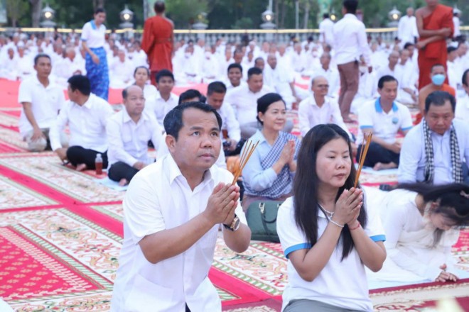 ​ឯកឧត្តម គឹម សោភ័ណ្ឌ អភិបាលខេត្ត​កណ្តាល ដឹកនាំ​មន្ត្រី និង​ពុទ្ធបរិស័ទ ចូលរួម​ធ្វើ «​សមាធិ​» នៅ​វត្ត​ពុទ្ធ​មណ្ឌល ស្ថិតនៅ​ស្រុក​ពញាឮ​