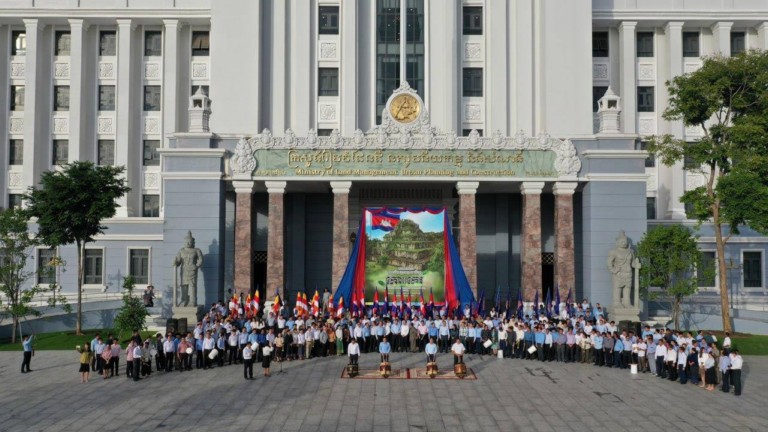 ឧបនាយករដ្ឋមន្ត្រី សាយ សំ​អាល់ និង​ថ្នាក់ដឹកនាំ មន្ត្រីរាជការ ក្រសួង​រៀបចំ​ដែនដី ប្រារព្ធ​ពិធី​អបអរសាទរ​ការដាក់​បញ្ចូល «​រមណីយដ្ឋាន​ប្រាសាទ​កោះ​កេរ​» ជា​សម្បត្តិ​បេតិកភណ្ឌ​ពិភពលោក​