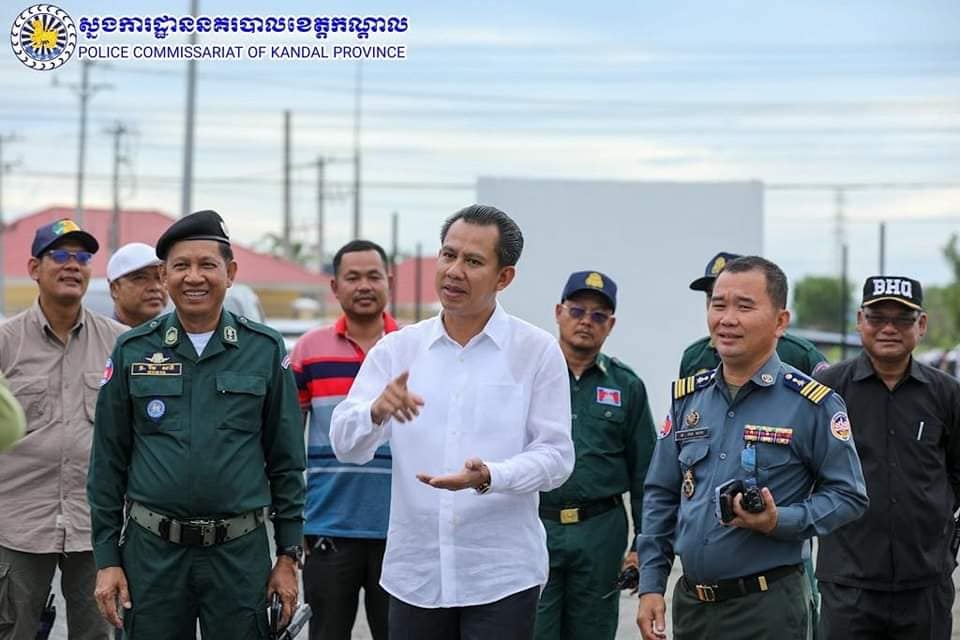 លោក​ឧត្តមសេនីយ៍ទោ ឈឿន សុ​ចិត្ត ស្នងការ​នគរបាល​ខេត្ត​កណ្តាល អញ្ជើញ ដឹកនាំ​ប្រមូលផ្តុំ​ត្រួតពិនិត្យ​កម្លាំង និង​បញ្ចុះ​កម្លាំង​តាម​គោលដៅ​កំណត់ ដើម្បី​ត្រៀម​លក្ខណៈ​ក្នុង​ពិធី​សំណេះសំណាល​ជាមួយ​កម្មករ និង​និយោជិត នៅ​ក្រុង​តាខ្មៅ ក្រោម​អធិបតីភាព​ដ៏​ខ្ពង់ខ្ពស់ ឯកឧត្តម កិត្តិ​ទេសាភិបាល​បណ្ឌិត ហ៊ុន ម៉ា​ណែ​ត នាយករដ្ឋមន្ត្រី នៃ​ព្រះរាជាណាចក្រ​កម្ពុជា និង​លោកជំទាវ​បណ្ឌិត ពេ​ជ ចន្ទ​មុន្នី​