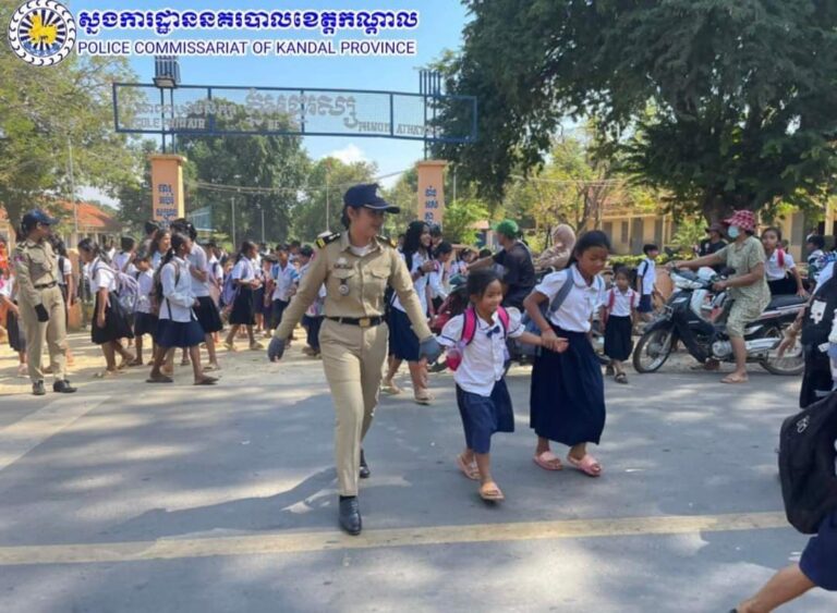 កម្លាំង​នគរបាល​ប៉ុស្តិ៍​រដ្ឋបាល​តាម​បណ្ដា​ស្រុក​-​ក្រុង បាន​បន្ត​ចុះ​ជួយ​សម្រួល​ចរាច​រណ៍ និង​ជូន​សិស្សានុសិស្ស​ឆ្លងផ្លូវ​នៅ​ម៉ោង​ចេញពី​រៀន តាម​មូលដ្ឋាន​របស់​ខ្លួន​