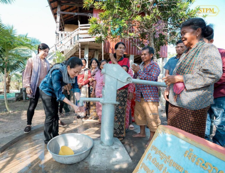 ​លោកជំទាវ​បណ្ឌិត ពេ​ជ ចន្ទ​មុនី្ន ហ៊ុន​ម៉ា​ណែ​ត ប្រគល់​អណ្តូងទឹក​៥​ជូន​អ្នកស្រុក​សំរោង​ខេត្ត​តាកែវ​