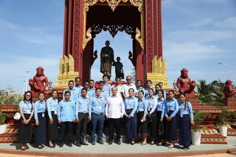 ឯកឧត្តម ហ៊ុន ម៉ា​នី តំណាង​ដ៏​ខ្ពង់ខ្ពស់ សម្ដេច​ធិបតី ហ៊ុន ម៉ា​ណែ​ត  អញ្ជើញ​សម្ពោធ​បុស្បុក​តម្កល់​រូបសំណាក​ព្រះគ្រូ​របស់ សម្តេច​តេជោ នៅ​ខេត្ត​ក្រចេះ