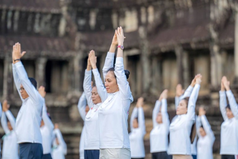 លោកជំទាវ​បណ្ឌិត ពេ​ជ ចន្ទ​មុន្នី ហ៊ុន​ម៉ា​ណែ​ត​៖ ការធ្វើ​វិបស្សនា​នៅក្នុង​បរិវេណ​ប្រាសាទអង្គរវត្ត ដែល​ជាទី​គោរព​សក្ការ​បូជា​របស់​កម្ពុជា​យើង​នេះ គឺ​ដើម្បី​សុំ​សេចក្តីសុខ សេចក្តីចម្រើន ដល់​ប្រទេស​ជាតិ​ផង និង​ប្រជាជន​ផង ជា​ពិសេស​កុមារ​តូចៗ ឱ្យ​ចៀសផុត​ពី​ជំងឺ​ដង្កាត់​ផ្សេងៗ​