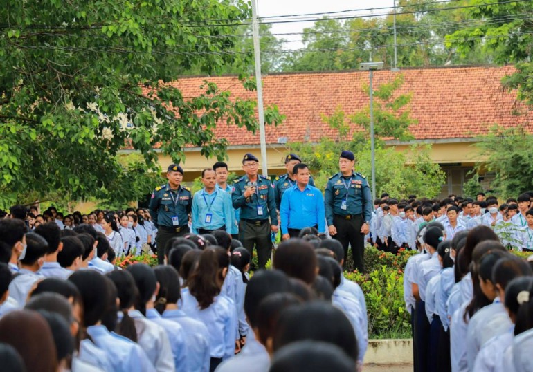 ឧត្តមសេនីយ៍ឯក រ័ត្ន ស្រ៊ាង ចាត់​ឱ្យ​ក្រុមការងារ​ចុះ​ធ្វើការ​ផ្សព្វផ្សាយ​តាម​សាលា ស្តីពី​បញ្ហា​ក្មេង​ទំនើង និង​បញ្ហា​គ្រឿងញៀន​!