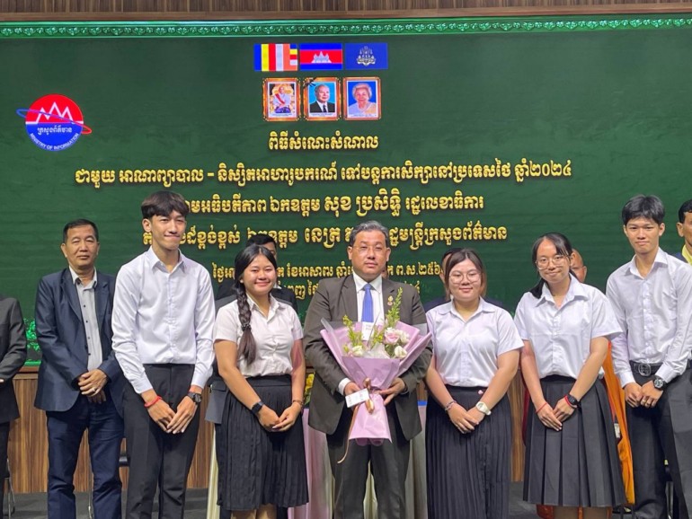 ​ឯកឧត្ដម​បណ្ឌិត សុខ ប្រសិទ្ធ ជួប​សំណេះសំណាល ជាមួយ​អាណាព្យាបាល និង​និស្សិត​អាហារូបករណ៍ ស​២ ចំនួន​១២២​នាក់​